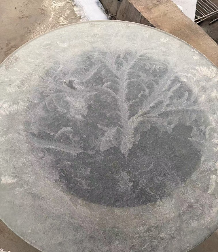 缸盖上结出的霜花，纹路细密